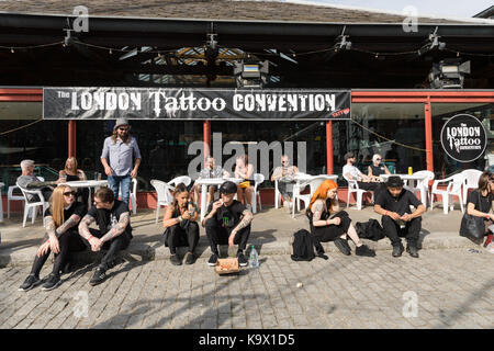 London, Großbritannien. 24. September 2017. Besucher außerhalb der Londoner Tattoo Convention 2017 statt bei Tabak Dock. Credit: Vickie Flores/Alamy leben Nachrichten Stockfoto