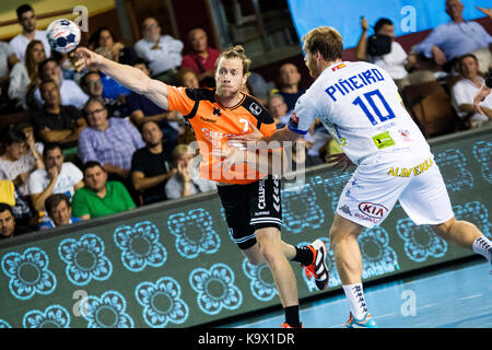 Leon, Spanien. 24. September, 2017. Gabor Csaszar (Zurück player, Kadetten Schaffhausen) in Aktion während der Handball Match von 2017/2018 EHF Champions League zwischen CB Ademar Leon und Kadetten Schaffhausen im Sportzentrum am 24. September 2017 in Leon, Spanien. © David Gato/Alamy leben Nachrichten Stockfoto