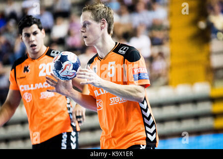 Leon, Spanien. 24. September, 2017. Manuel Firma Johannes Mathis (Winger, Kadetten Schaffhausen) in Aktion während der Handball Match von 2017/2018 EHF Champions League zwischen CB Ademar Leon und Kadetten Schaffhausen im Sportzentrum am 24. September 2017 in Leon, Spanien. © David Gato/Alamy leben Nachrichten Stockfoto