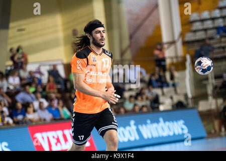 Leon, Spanien. 24. September, 2017. Gharehlou Norouzinezhad (Kadetten Schaffhausen) in Aktion während der Handball Match von 2017/2018 EHF Champions League zwischen CB Ademar Leon und Kadetten Schaffhausen im Sportzentrum am 24. September 2017 in Leon, Spanien. © David Gato/Alamy leben Nachrichten Stockfoto