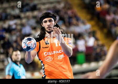 Leon, Spanien. 24. September, 2017. Gharehlou Norouzinezhad (Kadetten Schaffhausen) in Aktion während der Handball Match von 2017/2018 EHF Champions League zwischen CB Ademar Leon und Kadetten Schaffhausen im Sportzentrum am 24. September 2017 in Leon, Spanien. © David Gato/Alamy leben Nachrichten Stockfoto