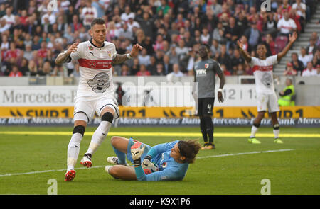 Stuttgart, Deutschland. 23 Sep, 2017. Der Stuttgarter Daniel Ginczek (l) und Augsburg Torhüter Marwin Hitz vie für die Kugel während der Deutschen Bundesligaspiel zwischen dem VfB Stuttgart und den FC Augsburg in der Mercedes-Benz-Arena in Stuttgart, Deutschland, 23. September 2017. (EMBARGO BEDINGUNGEN - ACHTUNG: Aufgrund der Akkreditierung Richtlinien, die DFL gestattet nur die Veröffentlichung und Verwertung von bis zu 15 Bildern pro Spiel im Internet und in online Medien während des Spiels.) Credit: Marijan Murat/dpa/Alamy leben Nachrichten Stockfoto