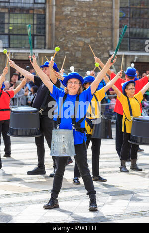 Stadt London, 24. September 2017. Das pandämonium Trommler durchführen. Die jährlichen Pearly Könige und Königinnen Harvest Festival in der Guildhall Yard in der Londoner City, feiern die Bounty der Herbst Ernte mit traditioneller Unterhaltung. Morris tanzen, Maibaum tanzen, Marching Bands und bunten Zeichen bei der traditionellen Veranstaltung Stockfoto