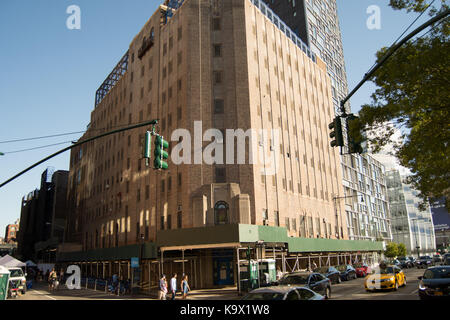 USA. 23. September, 2017. Die ehemalige Bayview Justizvollzugsanstalt, der Bau des neuen Frauen im Stadtteil Chelsea in Manhattan. Block Party feiert die Umwandlung von Frauen Gefängnis, das in das Gebäude der Frauen, ein Zentrum für Empowerment für Frauen und Mädchen. Quelle: M.Stan Reaves/Alamy leben Nachrichten Stockfoto