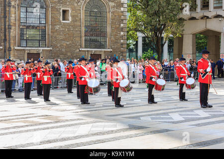 Stadt London, 24. September 2017. Korps der Fässer mit 1 Cinque Ports Gewehr Freiwillige spielen. Die jährlichen Pearly Könige und Königinnen Harvest Festival in der Guildhall Yard in der Londoner City, feiern die Bounty der Herbst Ernte mit traditioneller Unterhaltung. Morris tanzen, Maibaum tanzen, Marching Bands und bunten Zeichen bei der traditionellen Veranstaltung Stockfoto