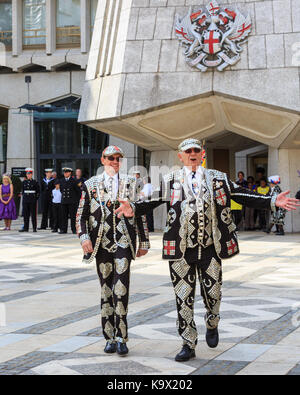 Stadt London, 24. September 2017. Die Perligen König und der Prinz von Finsbury. Die jährlichen Pearly Könige und Königinnen Harvest Festival in der Guildhall Yard in der Londoner City, feiern die Bounty der Herbst Ernte mit traditioneller Unterhaltung. Morris tanzen, Maibaum tanzen, Marching Bands und bunten Zeichen bei der traditionellen Veranstaltung Stockfoto