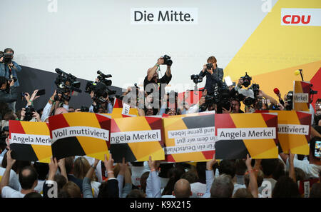 (170925) - Berlin, Sept. 25, 2017 (Xinhua) - Verfechter der Christlich Demokratischen Union (CDU) Raffung an der CDU-Parteizentrale in Berlin, Deutschland, an Sept. 24, 2017. Die konservative Union geführt von Deutschen sitzt Bundeskanzlerin Angela Merkel am Sonntag verteidigte seine dominierende Rolle im Deutschen Bundestag mit 32,5 Prozent der Stimmen, nach den vorläufigen Ausgang Abstimmung. (Xinhua / Luo Huanhuan) Stockfoto