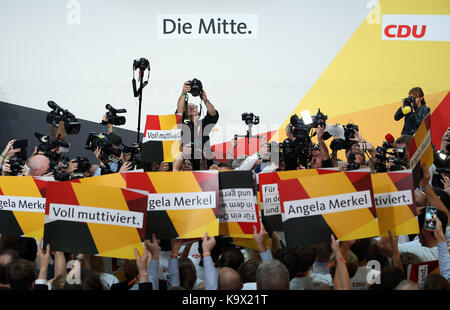 (170925) - Berlin, Sept. 25, 2017 (Xinhua) - Verfechter der Christlich Demokratischen Union (CDU) Raffung an der CDU-Parteizentrale in Berlin, Deutschland, an Sept. 24, 2017. Die konservative Union geführt von Deutschen sitzt Bundeskanzlerin Angela Merkel am Sonntag verteidigte seine dominierende Rolle im Deutschen Bundestag mit 32,5 Prozent der Stimmen, nach den vorläufigen Ausgang Abstimmung. (Xinhua / Luo Huanhuan) Stockfoto