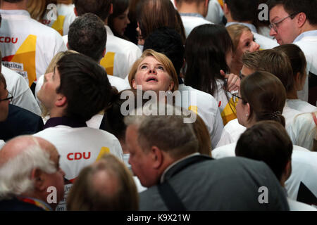 (170925) - Berlin, Sept. 25, 2017 (Xinhua) - Verfechter der Christlich Demokratischen Union (CDU) reagiert die CDU-Zentrale in Berlin, Deutschland, an Sept. 24, 2017. Die konservative Union geführt von Deutschen sitzt Bundeskanzlerin Angela Merkel am Sonntag verteidigte seine dominierende Rolle im Deutschen Bundestag mit 32,5 Prozent der Stimmen, nach den vorläufigen Ausgang Abstimmung. (Xinhua / Luo Huanhuan) Stockfoto