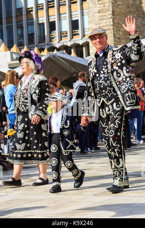 Stadt London, 24. September 2017. Die Perligen König von Tower Hill, Prinz von Highgate und Pearly Queen of Old Kent Road und Bow Bells. Die jährlichen Pearly Könige und Königinnen Harvest Festival in der Guildhall Yard in der Londoner City, feiern die Bounty der Herbst Ernte mit traditioneller Unterhaltung. Morris tanzen, Maibaum tanzen, Marching Bands und bunten Zeichen bei der traditionellen Veranstaltung Stockfoto