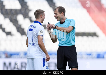 Karlsruhe, Deutschland. 24 Sep, 2017. Marc Lorenz (KSC), Schiedsrichter Rene Rohde. GES/Fussball/3. Liga: Karlsruher SC - FC Rot-Weiß Erfurt, 24.09.2017 - Fußball 3. Division: Karlsruher SC vs RW Erfurt, 24. September 2017 ------ | Verwendung weltweit Quelle: dpa/Alamy leben Nachrichten Stockfoto