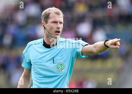 Karlsruhe, Deutschland. 24 Sep, 2017. Schiedsrichter Rene Rohde. GES/Fussball/3. Liga: Karlsruher SC - FC Rot-Weiß Erfurt, 24.09.2017 - Fußball 3. Division: Karlsruher SC vs RW Erfurt, 24. September 2017 ------ | Verwendung weltweit Quelle: dpa/Alamy leben Nachrichten Stockfoto