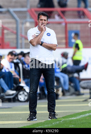 Karlsruhe, Deutschland. 24 Sep, 2017. Trainer Alois Schwartz (KSC). GES/Fussball/3. Liga: Karlsruher SC - FC Rot-Weiß Erfurt, 24.09.2017 - Fußball 3. Division: Karlsruher SC vs RW Erfurt, 24. September 2017 ------ | Verwendung weltweit Quelle: dpa/Alamy leben Nachrichten Stockfoto