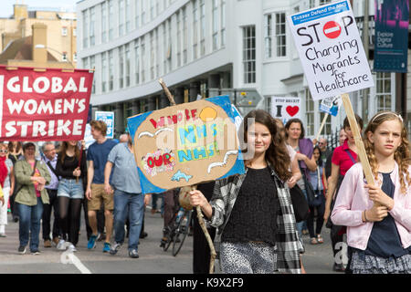 Sussex, UK. 24. September, 2017. Verteidigen Unsere NHS Demonstranten März durch Brighton UK Credit: Matt Duckett/ImagesLive/ZUMA Draht/Alamy leben Nachrichten Stockfoto