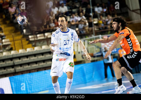 Leon, Spanien. 24. September, 2017. Alex Costoya (Winger, CB Ademar Leon) in Aktion während der Handball Match von 2017/2018 EHF Champions League zwischen CB Ademar Leon und Kadetten Schaffhausen im Sportzentrum am 24. September 2017 in Leon, Spanien. © David Gato/Alamy leben Nachrichten Stockfoto