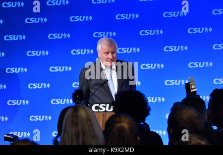 München, Deutschland. 24 Sep, 2017. CSU-Chef Horst Seehofer nach der ersten Hochrechnungen über das Ergebnis der Bundestagswahl in München, Deutschland, 24. September 2017. Credit: Peter Kneffel/dpa/Alamy leben Nachrichten Stockfoto