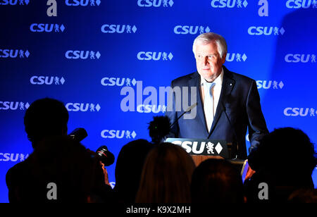 München, Deutschland. 24 Sep, 2017. CSU-Chef Horst Seehofer nach der ersten Hochrechnungen über das Ergebnis der Bundestagswahl in München, Deutschland, 24. September 2017. Credit: Peter Kneffel/dpa/Alamy leben Nachrichten Stockfoto