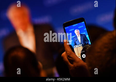 München, Deutschland. 24 Sep, 2017. CSU-Chef Horst Seehofer nach der ersten Hochrechnungen über das Ergebnis der Bundestagswahl in München, Deutschland, 24. September 2017. Credit: Peter Kneffel/dpa/Alamy leben Nachrichten Stockfoto