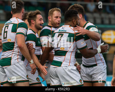 London, Großbritannien. 24. September, 2017. Teamkollegen feiern mit Andrew Durutalo nach dem Scoring seine versuchen, Ealing Trailfinders v London Scottish in einem Greene King IPA Championship Match auf Schloss Bar, Vallis, West Ealing, London, England, am 24. September 2017 Endstand 72-12 Credit: Lissy Tomlinson/Alamy leben Nachrichten Stockfoto