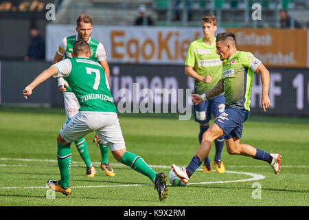 St. Gallen, Schweiz. 24. September 2017. Dennis Hediger gegen Stjepan Kukuruzovic während der Raiffeisen Super League Spiel FC St. Gallen FC Thun 1879 vs. © Rolf Simeon/Verkünden/Alamy leben Nachrichten Stockfoto