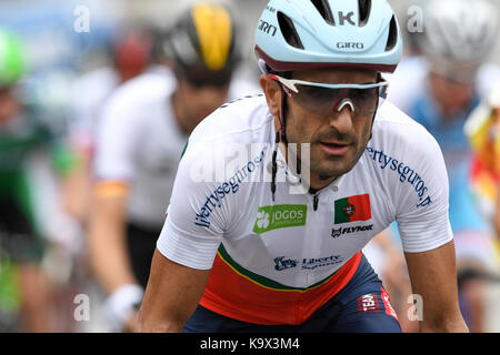 Bergen, Norwegen. 24. September, 2017. Nelson Oliveira (Portugal) betrachtet und Außenseiter im Rennen zu Ende, an einem 55. Platz in der Ende. Credit: Kjell Eirik Irgens Henanger/Alamy leben Nachrichten Stockfoto