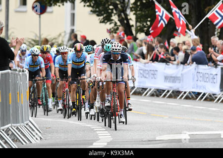 Bergen, Norwegen. 24. September, 2017. Frankreich und Polen arbeitete in der Hauptgruppe in der breakway mit 3,5 Runden zu gehen. Credit: Kjell Eirik Irgens Henanger/Alamy leben Nachrichten Stockfoto