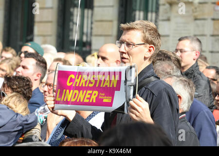 Düsseldorf, Deutschland. 23 Sep, 2017. Ein Mann hält ein Banner mit dem Namen des FDP-Chef Christian Lindner an der Kampagne schließen Rallye am 23. September 2017 in Düsseldorf, Kredit: Maik Boenisch/Pacific Press/Alamy leben Nachrichten Stockfoto