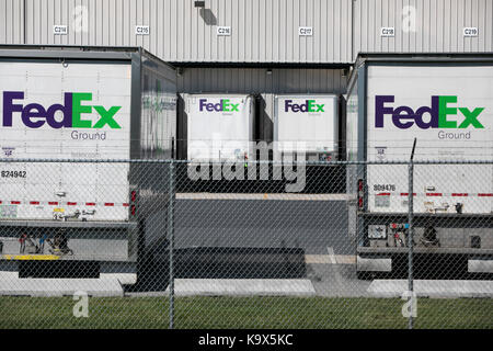 Ein logo Zeichen und LKW-Anhänger außerhalb eines FedEx Ground distribution center in Hagerstown, Maryland am 23. September 2017. Stockfoto