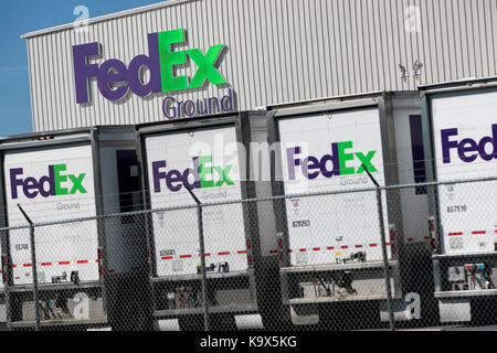 Ein logo Zeichen und LKW-Anhänger außerhalb eines FedEx Ground distribution center in Hagerstown, Maryland am 23. September 2017. Stockfoto
