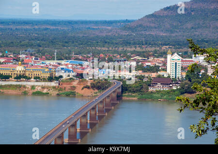 Lao-Nippon Brücke, eine Japanisch-finanzierten konkrete Hängebrücke über den Fluss Mekong an der südlichen Laotischen Stadt in der Provinz Champasak Champasak, Lao PDR. Stockfoto