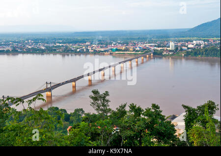 Lao-Nippon Brücke, eine Japanisch-finanzierten konkrete Hängebrücke über den Fluss Mekong an der südlichen Laotischen Stadt in der Provinz Champasak Champasak, Lao PDR. Stockfoto