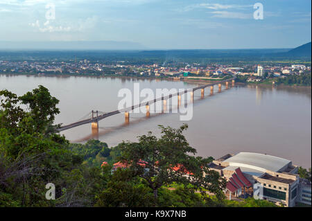 Lao-Nippon Brücke, eine Japanisch-finanzierten konkrete Hängebrücke über den Fluss Mekong an der südlichen Laotischen Stadt in der Provinz Champasak Champasak, Lao PDR. Stockfoto