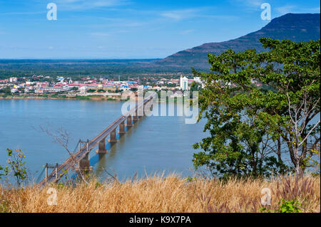 Lao-Nippon Brücke, eine Japanisch-finanzierten konkrete Hängebrücke über den Fluss Mekong an der südlichen Laotischen Stadt in der Provinz Champasak Champasak, Lao PDR. Stockfoto