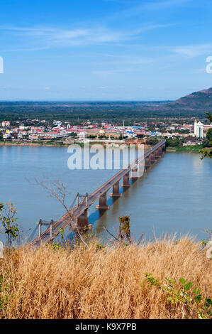 Lao-Nippon Brücke, eine Japanisch-finanzierten konkrete Hängebrücke über den Fluss Mekong an der südlichen Laotischen Stadt in der Provinz Champasak Champasak, Lao PDR. Stockfoto