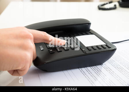 Nahaufnahme der Unternehmer Wählen der Nummer über das Tastenfeld des Telefons Stockfoto