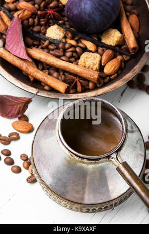 Geröstete Kaffeebohnen und Gewürzen für Kaffee Stockfoto