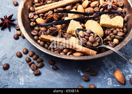 Geröstete Kaffeebohnen und Gewürzen für Kaffee Stockfoto