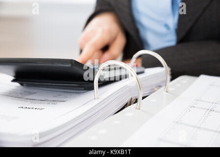 Nahaufnahme der Geschäftsmann, der Berechnung der Steuer im Büro Stockfoto