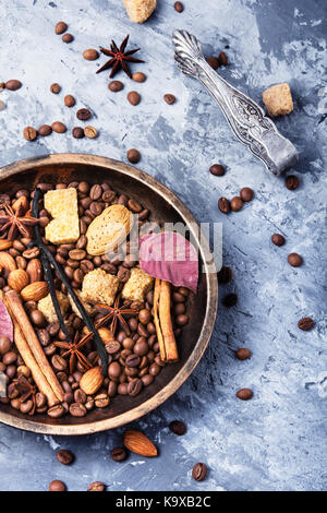 Geröstete Kaffeebohnen und Gewürzen für Kaffee Stockfoto