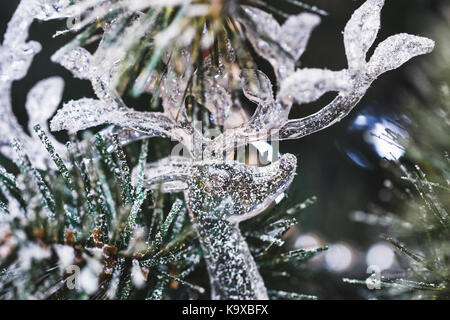 Transparentes Glas Schmuck am Weihnachtsbaum Figur eines Hirsches Stockfoto