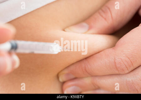 Patienten, die Insulin Schuß durch einheitliche Verwendung von der Spritze Stockfoto