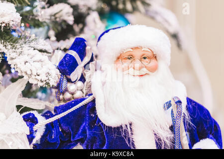 Spielzeug Figur der Weihnachtsmann und seine Helfer - Rentier und Elfen als Weihnachtsschmuck Stockfoto