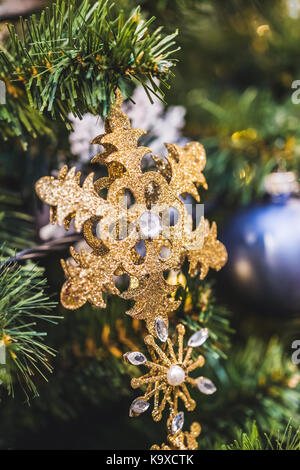 Gold blinkende Schneeflocke mit Diamond close-up als Weihnachtsbaum Dekor Stockfoto