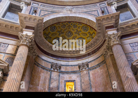 Antike römische Pantheon Tempel, Anbauteile innen Stockfoto