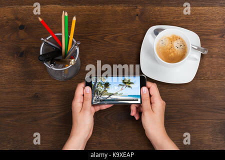 Nahaufnahme der Person Hände mit Handy Übersicht Video Stockfoto