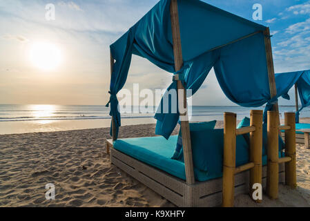 Türkis Sonnenliegen am Strand auf Bali, Indonesien Stockfoto