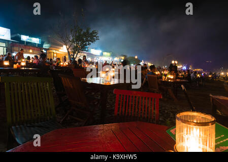 Bali, Indonesien - Mai 12, 2017: Sea Food Restaurants am Abend auf Jimbaran Tropical Beach in Bali, Indonesien. Stockfoto