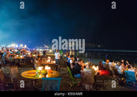 Bali, Indonesien - Mai 12, 2017: Sea Food Restaurants am Abend auf Jimbaran Tropical Beach in Bali, Indonesien. Stockfoto