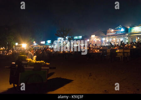 Bali, Indonesien - Mai 12, 2017: Sea Food Restaurants am Abend auf Jimbaran Tropical Beach in Bali, Indonesien. Stockfoto