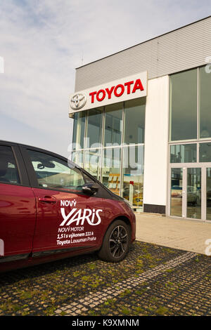 Prag, tschechische Republik - 23 September: Autos vor der Toyota Motor Corporation dealership Gebäude am 23. September 2017 in Prag. Toyota dreht seine Stockfoto